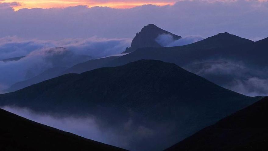 Cordal de La Mesa, al atardecer, desde la braña homónima.