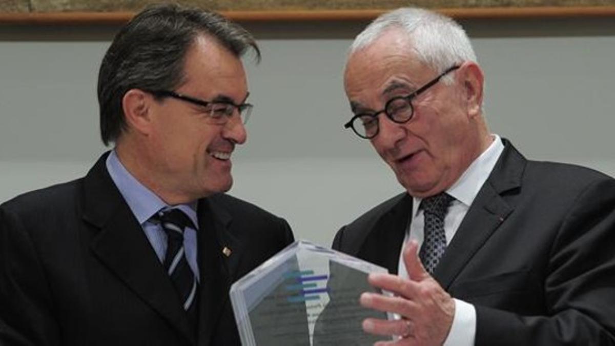 El presidente catalán, Artur Mas, y el jefe del consejo regional de Midi-Pyrenees, Martin Malvy, este lunes en la Generalitat.