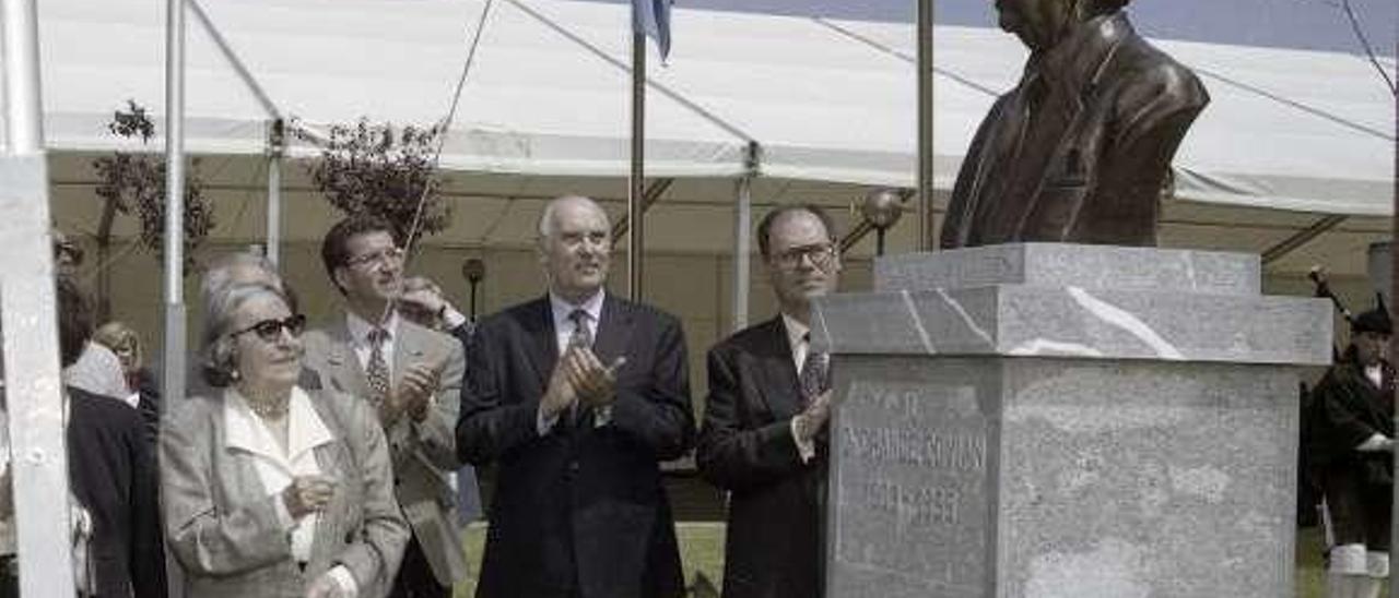 La viuda de Grande Covián, Gloria Mingo, descubre un busto de su marido junto al Hospital de Arriondas, el 8 de junio de 1998, en presencia de Alberto Núñez Feijóo, José Manuel Romay Beccaría y el consejero Antonio Cueto.