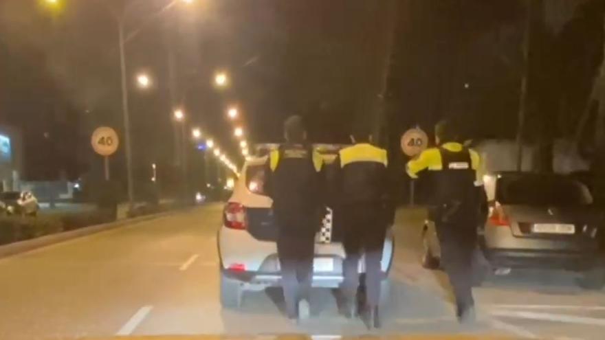 Tres agentes empujan el coche patrulla en Calp.