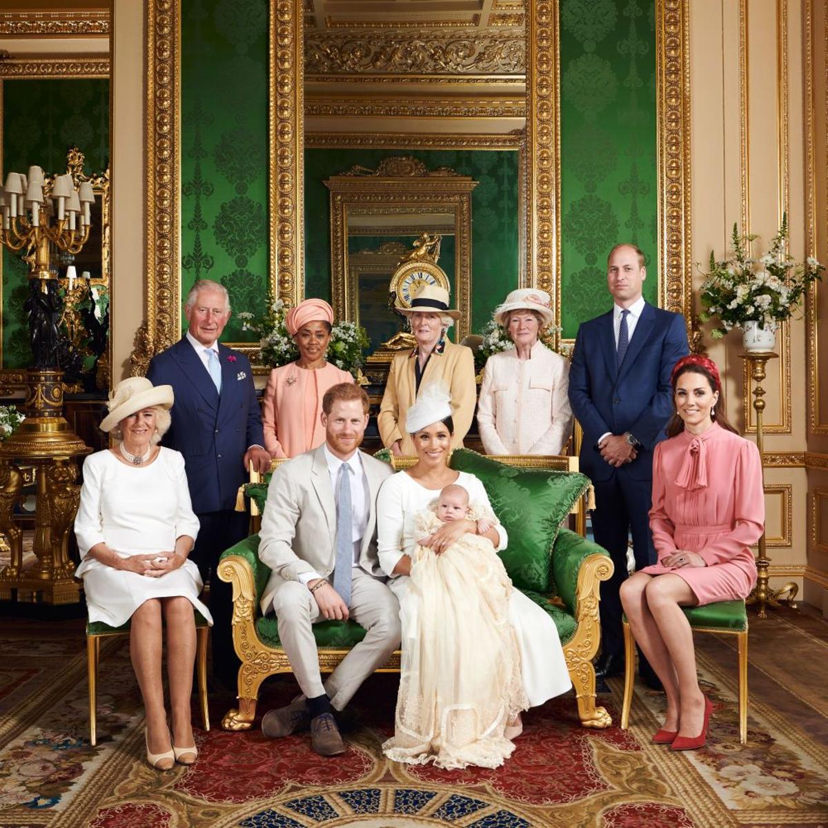 La familia real británica posa por el bautizo de Archie con los duques de Sussex en el centro de la imagen junto a su hijo