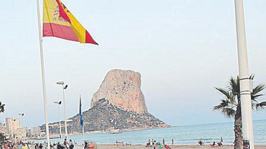 La alcaldesa de Calp iza la séptima bandera de España en la plaza Colón