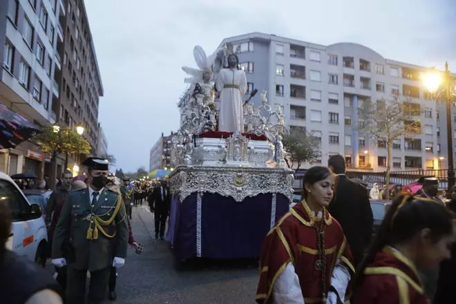 La Hermandad de los Estudiantes de Oviedo lleva al Señor de la Sentencia desde el cielo al Paraíso