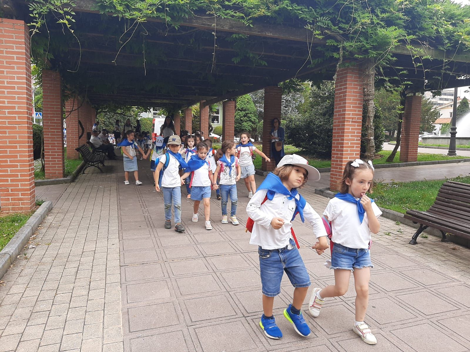 Los niños de la Pola ensayan para el Carmín: así ha sido la romería de la Escuela Peña Careses