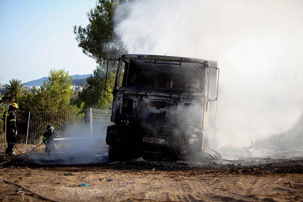 Incendio de un camión en Ibiza