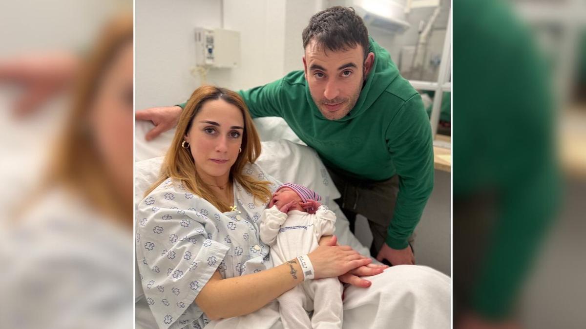 Coral, la primera bebé de Galicia en 2026, junto a sus padres Iria Andrea y Yago / Cedida
