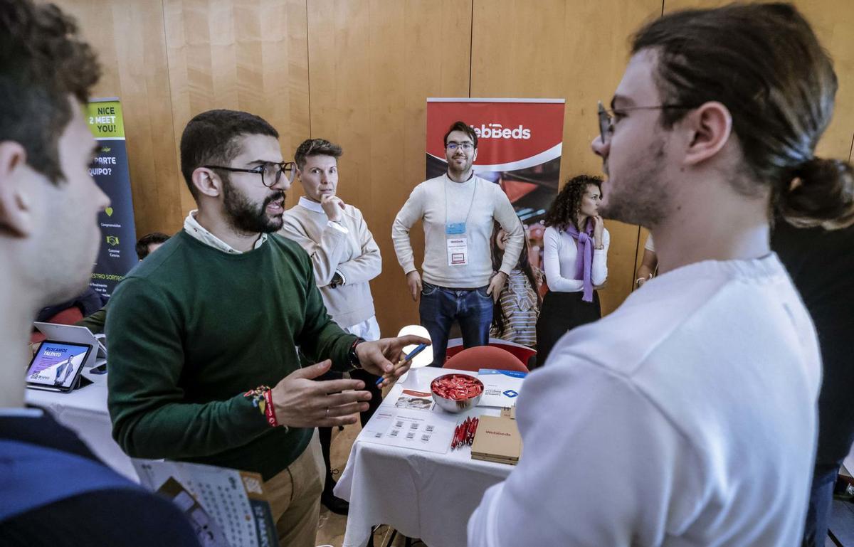 Empresas y estudiantes se citan en el ‘Job Day’ de la UIB