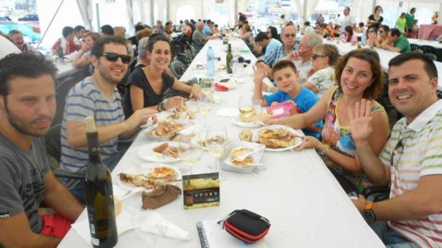 La Festa da Langosta de A Guarda triunfa de noche y de día, a pesar del calor