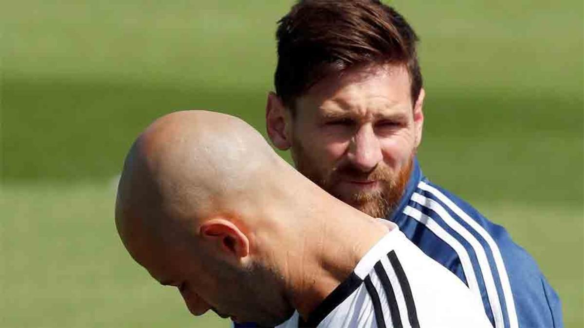 Messi, junto a Mascherano en el entrenamiento