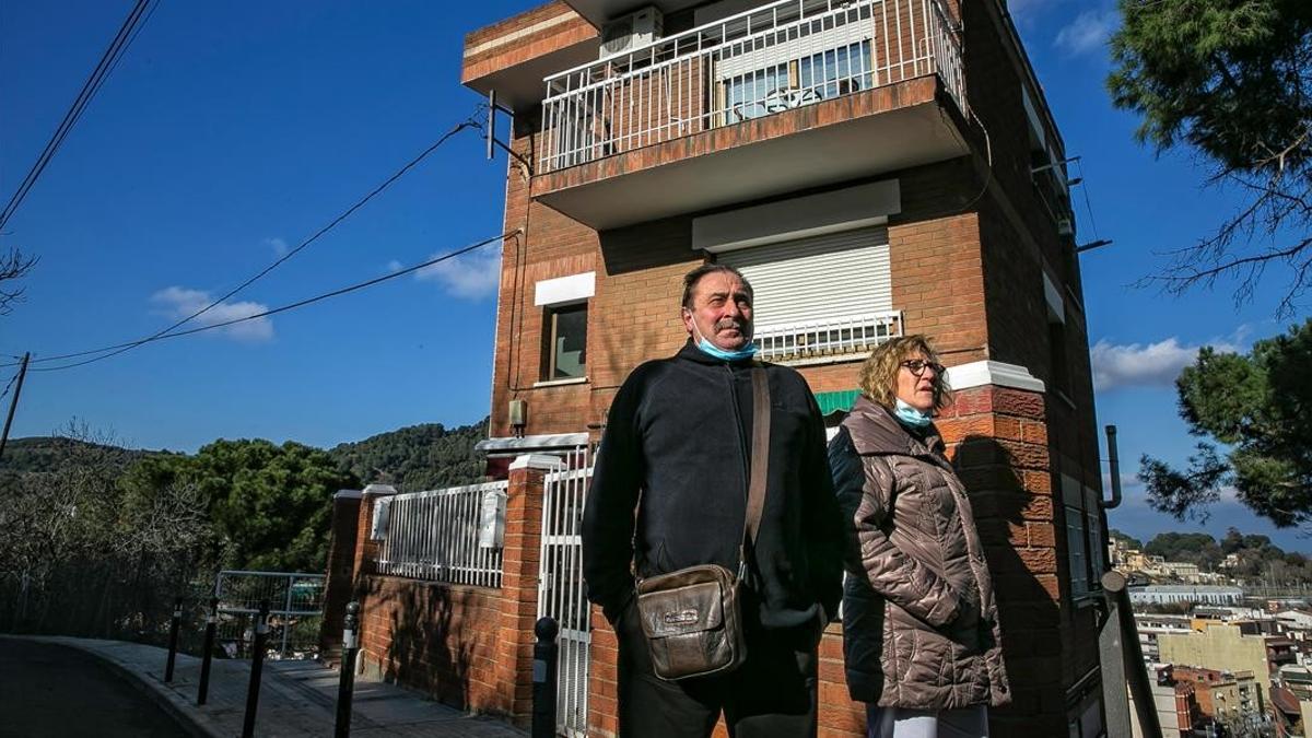 Fernando y María frente a su casa, en Can Sant Joan, en Montcada.