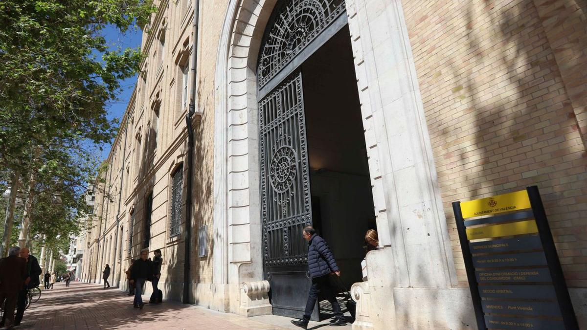 El edificio de Tabacalera alberga los servicios municipales de València. | DANIEL TORTAJADA