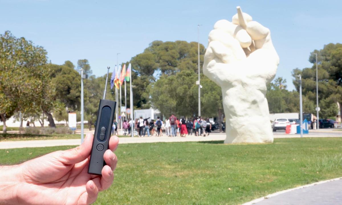 Un dispositivo de radiofrecuencia empleado en la UA para detectar móviles encendidos y otros aparatos electrónicos en los exámenes