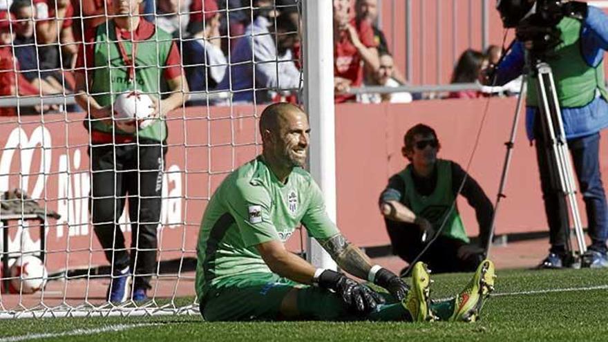 El portero Aulestia se muestra resignado tras encajar un gol el pasado domingo en Son Moix.