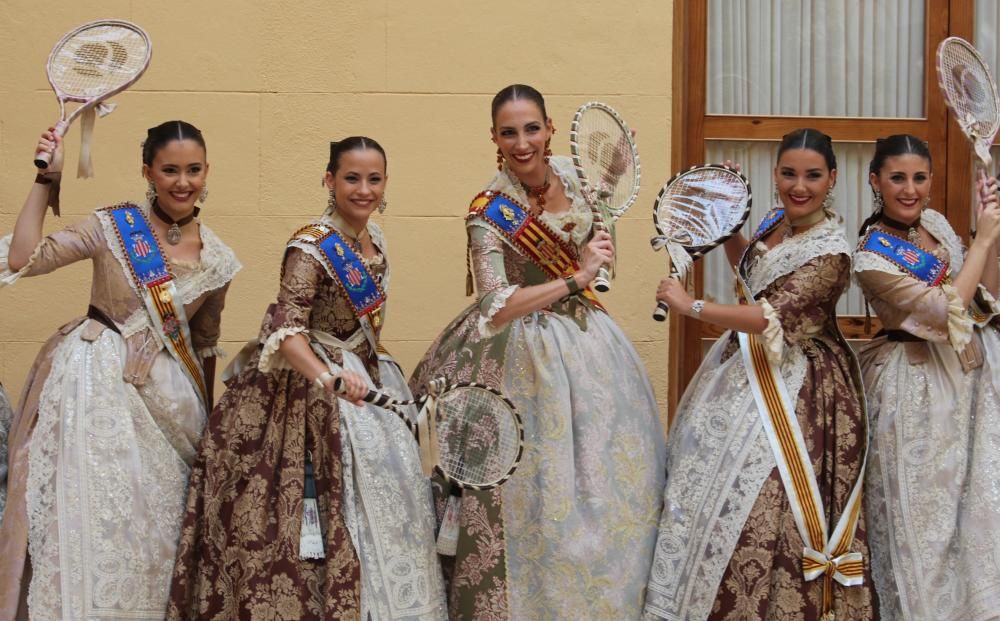 Tres generaciones de falleras en la Batalla de Flores