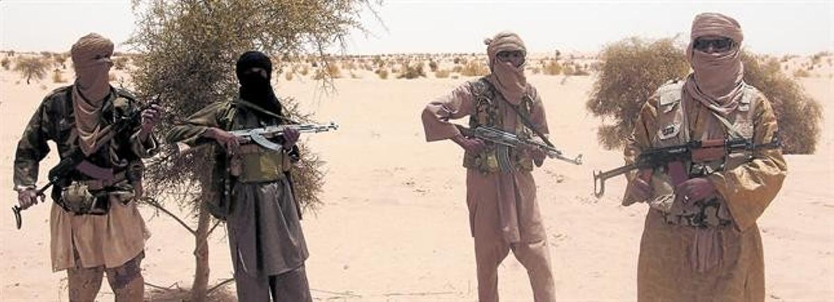 ELS SENYORS DEL SAHEL. Guerrillersdel grup islamista Ansar Dine, l’abril del 2012. El grup es va donar a conèixer un mes abans i propugna que la xaria sigui la norma vigent a Mali. ELS SENYORS DEL SAHEL. Guerrillersdel grup islamista Ansar Dine, l’abril del 2012. El grup es va donar a conèixer un mes abans i propugna que la xaria sigui la norma vigent a Mali.