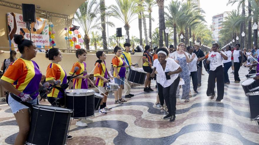 Tambores y baile para celebrar en Alicante la regularización de migrantes