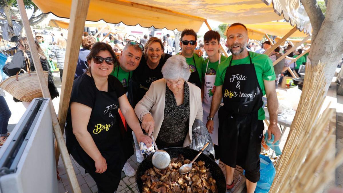 Una ‘frita’ bajo supervisión de una cocinera experta. | V.M.