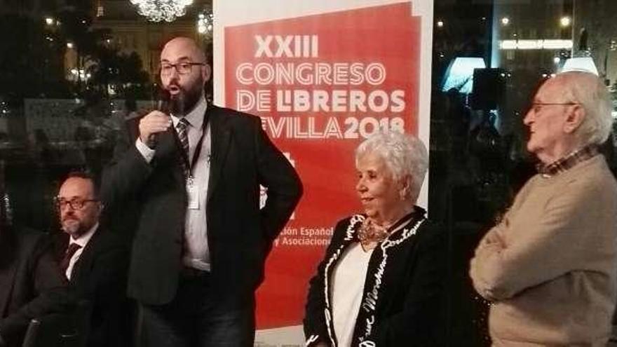 Juancho Pons, al micro, presenta a Concha Quirós, a su lado, en el congreso.