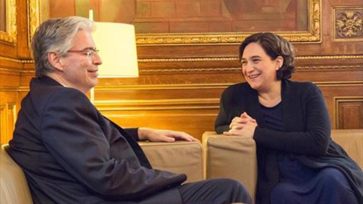 Jordi Cornet dialoga con Colau, ayer, durante el acto de la firma del acuerdo para la permuta de terrenos.