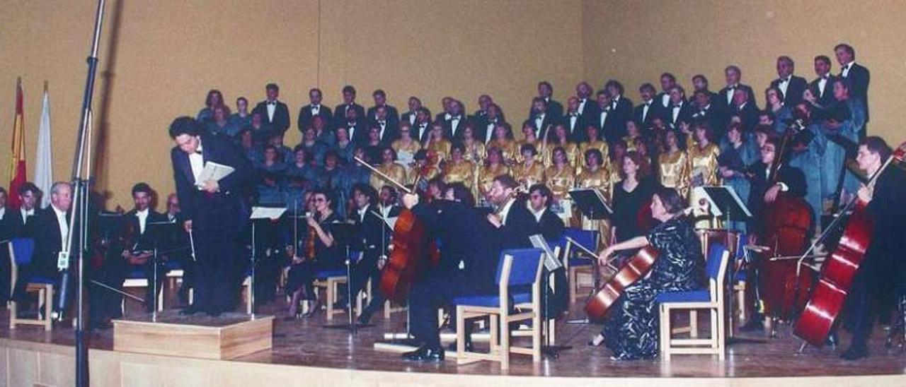 Fernando Vázquez saluda antes de dirigir a la orquesta de Oporto y a las corales de Lalín y Vilagarcía en el estreno de A Cantata do Deza . // Bernabé