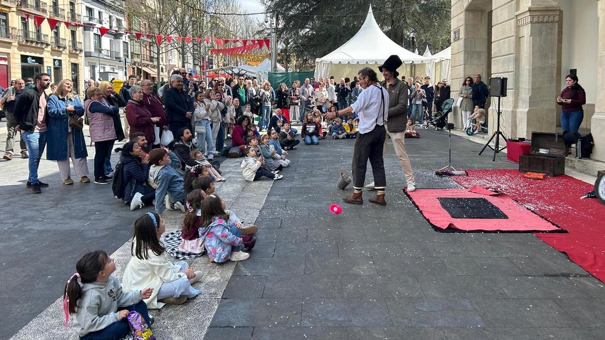 Las actividades y el ambiente del Domingo de Pascua en Pola de Siero, en imágenes