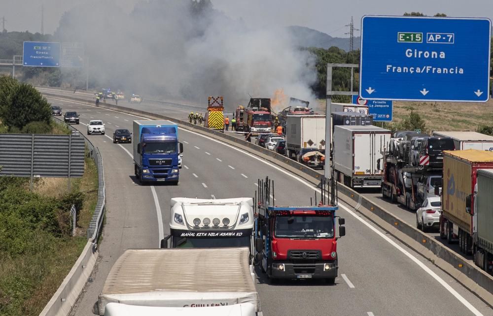 Tallen l'AP-7 a Vilobí per l'incendi d'un camió