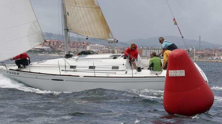 Uno de los cruceros participantes, durante la regata.