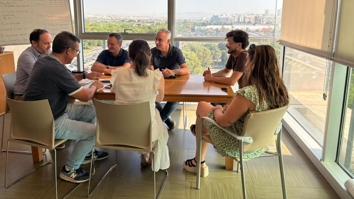 El alcalde de Zarra, Raúl Martínez, durante su reunión con el director general de Calidad y Educación Ambiental de la Generalitat Valenciana.