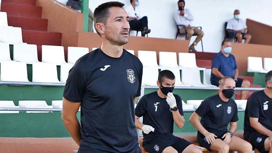 Raúl Casañ, entrenador de la Peña Deportiva, observa a su equipo en la pretemporada.