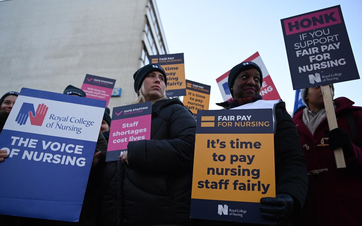 Enfermeras del sistema público de salud británico (NHS, por sus siglas en inglés), protestan frente al Hospital St. Thomas, en Londres.