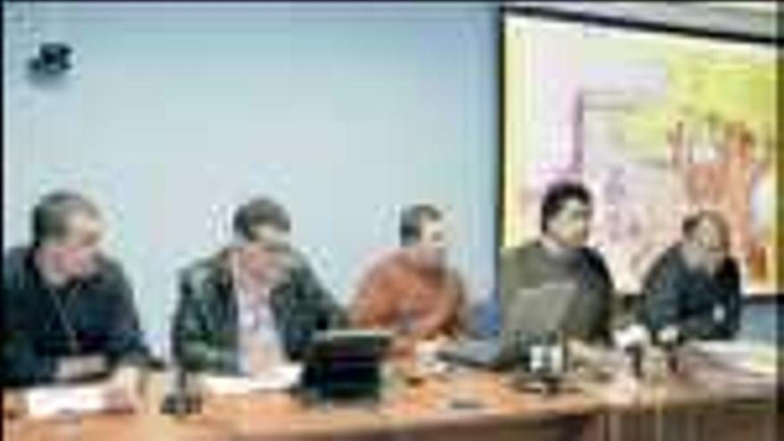 Xosé Lueiro, José Manuel Reboredo, Javier Ramos, Diego Rosales y Manuel Arca, ayer, presentando la distribución Linux &quot;Daestradix&quot;. / BERNABÉ