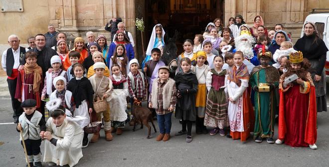 Fotogalería I Llucena luce su peculiar belén viviente en el interior de la parroquia