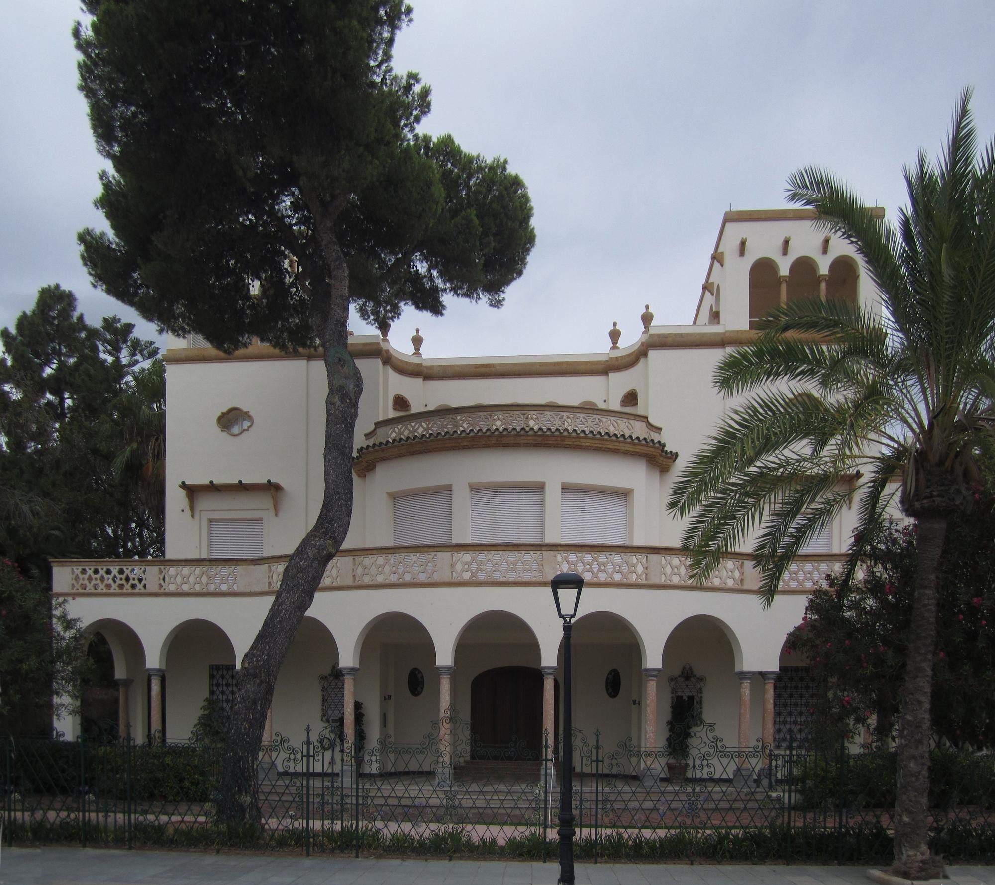 Villa Elisa (1943) de estilo tardoelecticista de posguerra, obra del arquitecto Vicente Traver, que actualmente alberga un centro cultural municipal. 