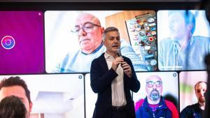 Víctor Font habla ante un pantalla con socios de diferentes partes del mundo que no pueden votar por falta medios.