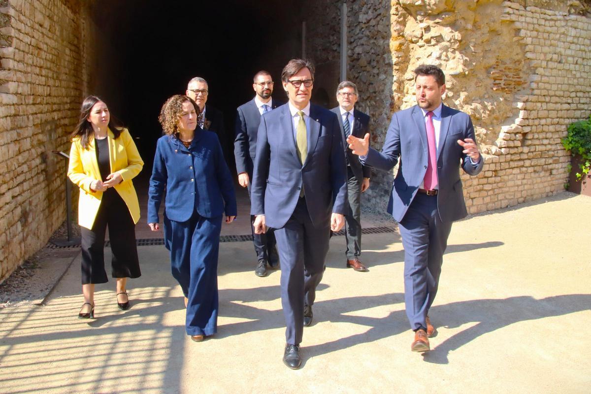 El alcalde de Tarragona, Rubén Viñuales (derecha), enseñando el Pretorio y el Circo romanos al president Salvador Illa y a la consellera de Cultura, Sònia Hernández, este miércoles.