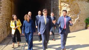 El alcalde de Tarragona, Rubén Viñuales (derecha), enseñando el Pretorio y el Circo romanos al president Salvador Illa, y a la consellera de Cultura, Sònia Hernández, este miércoles.