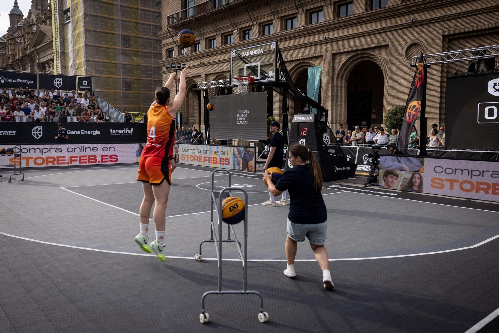 En imágenes | La Plaza del Pilar respira baloncesto con el 3x3