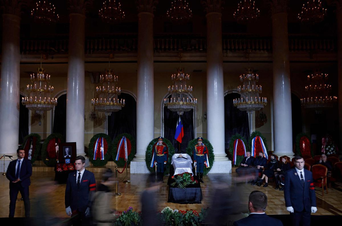 Los guardias de honor se paran junto al ataúd de Mikhail Gorbachev, el último líder de la Unión Soviética, durante un servicio conmemorativo en el Salón de la Columna de la Cámara de los Sindicatos en Moscú.