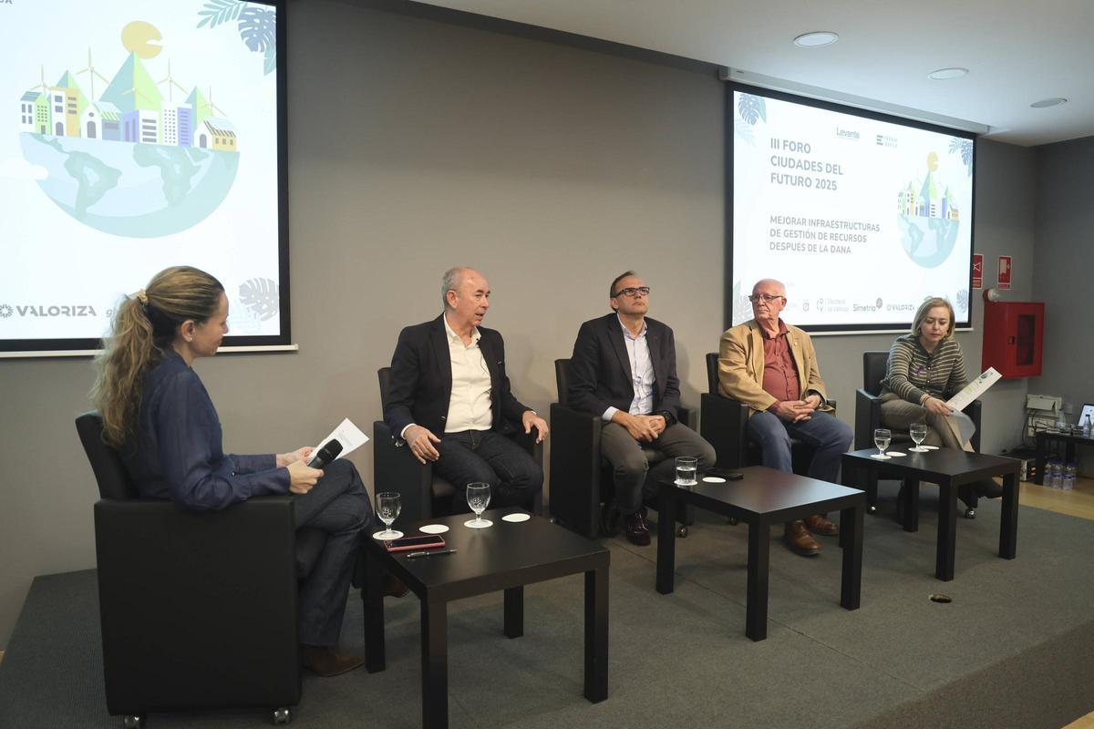 Silvia Tomás moderó la mesa en la que participaron Paco Comes, Vicente Fajardo, Vicente Císcar y Natalia Enguix.