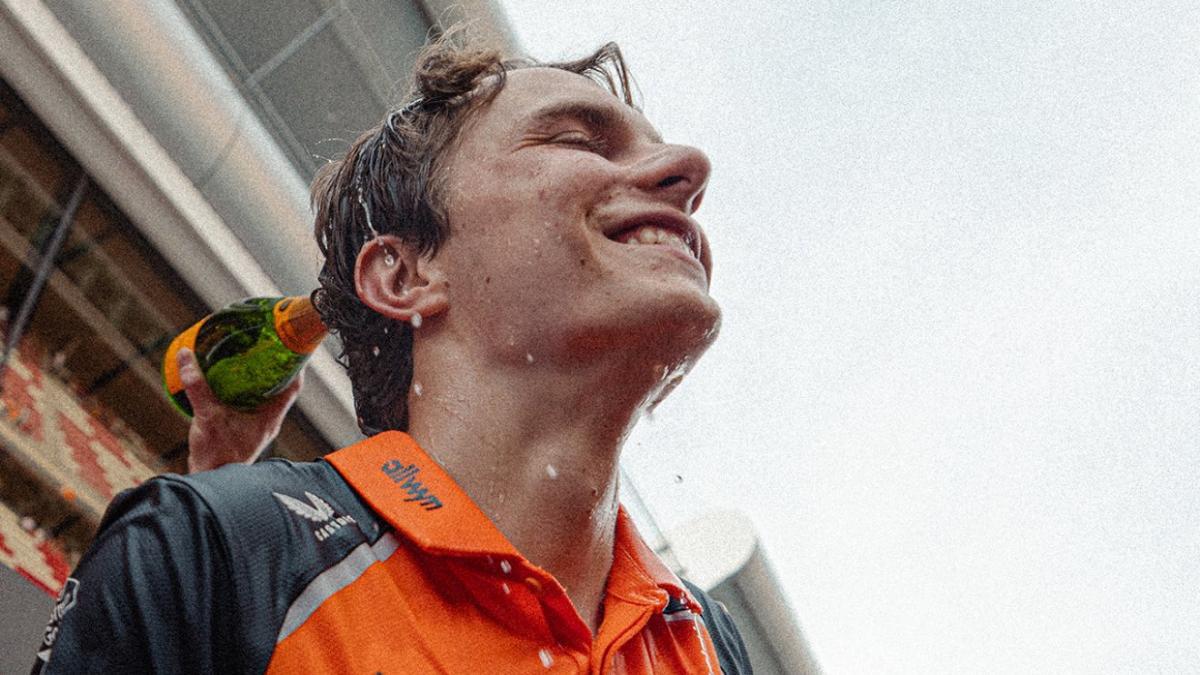 Oscar Piastri, durante las celebraciones por su triunfo en Barcelona