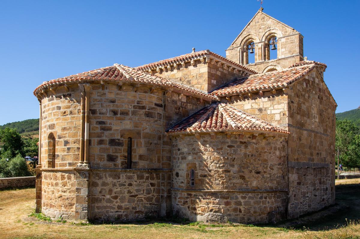 Iglesia románica en las montañas de Palencia, colegiata de San Salvador de Cantamuda.