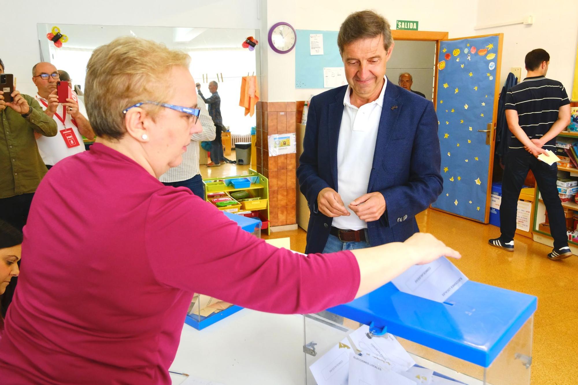 Los candidatos a la alcaldía de Oviedo, muy madrugadores, llaman a la participación