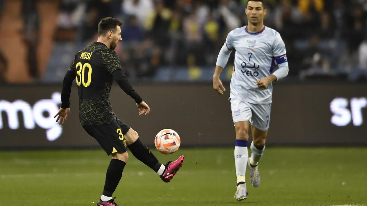 Messi controla en presencia de Cristiano, en el amistoso disputado en Riad.