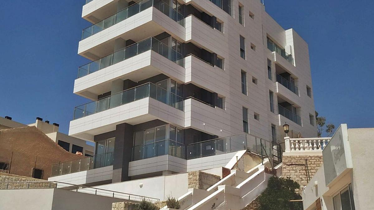 El edificio levantado en primera línea de la playa de Muchavista. | INFORMACIÓN