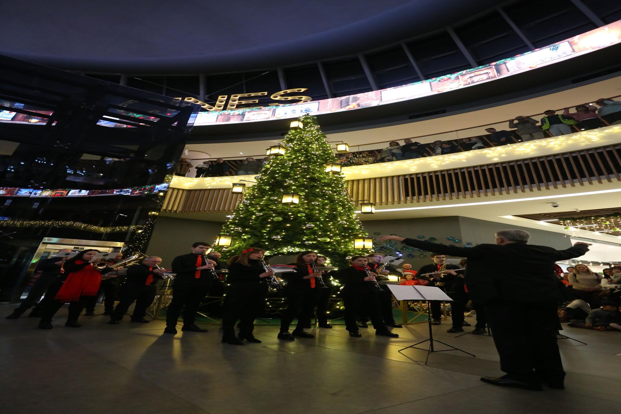 Parque Principado se enciende por Navidad: así es la decoración luminosa del centro comercial de Siero