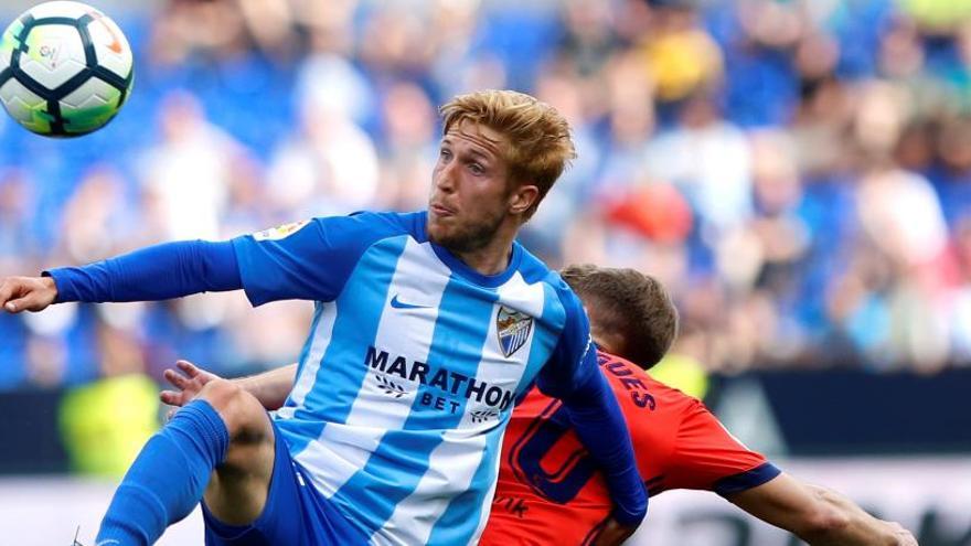 Rodrigues lucha el balón con el jugador del Málaga Gontan.