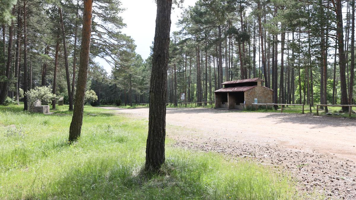 Esta zona de acampada libre dispone de aseos, duchas, paelleros, fuente y mesas, entre otros servicios.