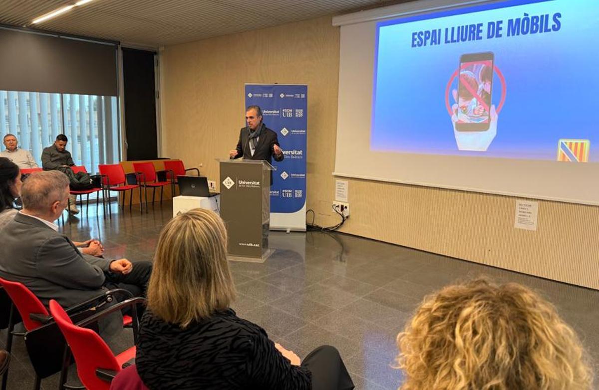 Antoni Vera tras la presentación del estudio de la UIB.