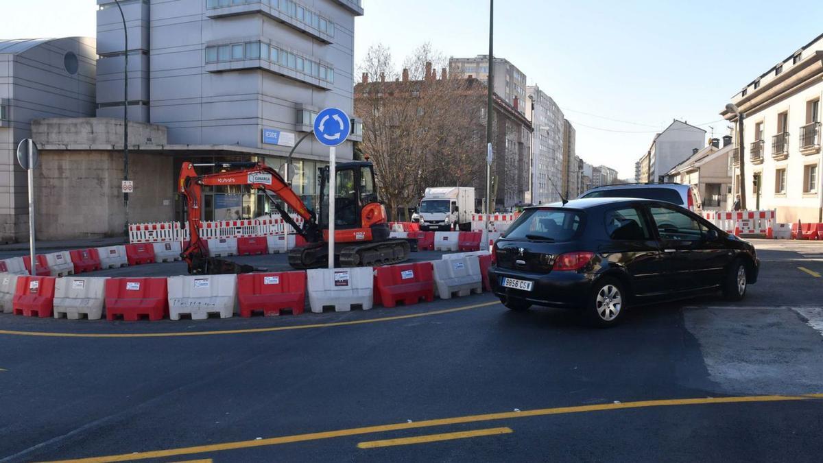 El cruce de Arteixo con Nelle abre sin el viaducto. Los coches volvieron ayer a circular por el cruce de la avenida de Arteixo con la ronda de Nelle, tras dos meses y medio de cierre por las obras de demolición del viaducto. La nueva rotonda en esta intersección ya está operativa, con un diseño provisional, apoyada por una regulación semafórica que sí quedará incorporada para el control del tráfico en esta intersección. Según señala el Concello, las obras buscan remodelar la calle para su futura conversión en un bulevar con el que se recupere la antigua conexión entre los barrios de Os Mallos y Sagrada Familia. | VÍCTOR ECHAVE