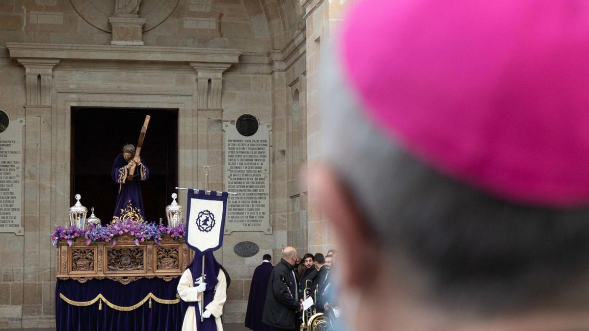 El obispo observa la salida del Nazareno de San Frontis en el atrio de la Catedral el Martes Santo. | J.L.F.